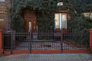 fot.Plast-Met_Systemy_Ogrodzeniowe_Jantar_1 Nowoczesne Ogrodzenie Frontowe i Klasyczna elegancja