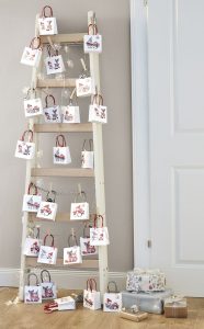 KiK_torebeczki_do_kalendarza_adwentowego_24_papierowe_torebeczki_z_24_naklejkami_na_kazdy_dzien_cena_19_99 Wyczekuj Świąt tak, jak lubisz – kilka słów o tym, dlaczego warto mieć (własny) kalendarz adwentowy